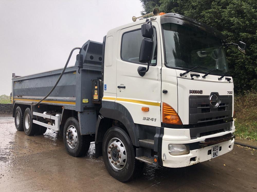 Автомобиль hino 700