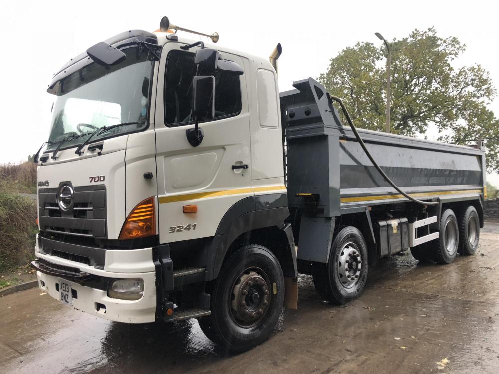 Автомобиль hino 700