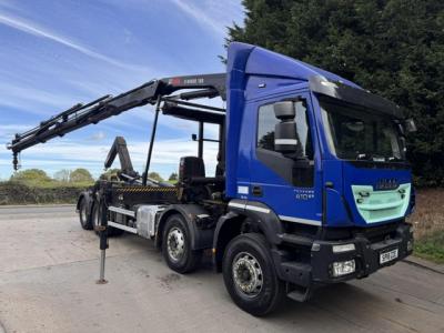 IVECO TRAKKER 410 E6 (HOOKLOADER & CRANE)